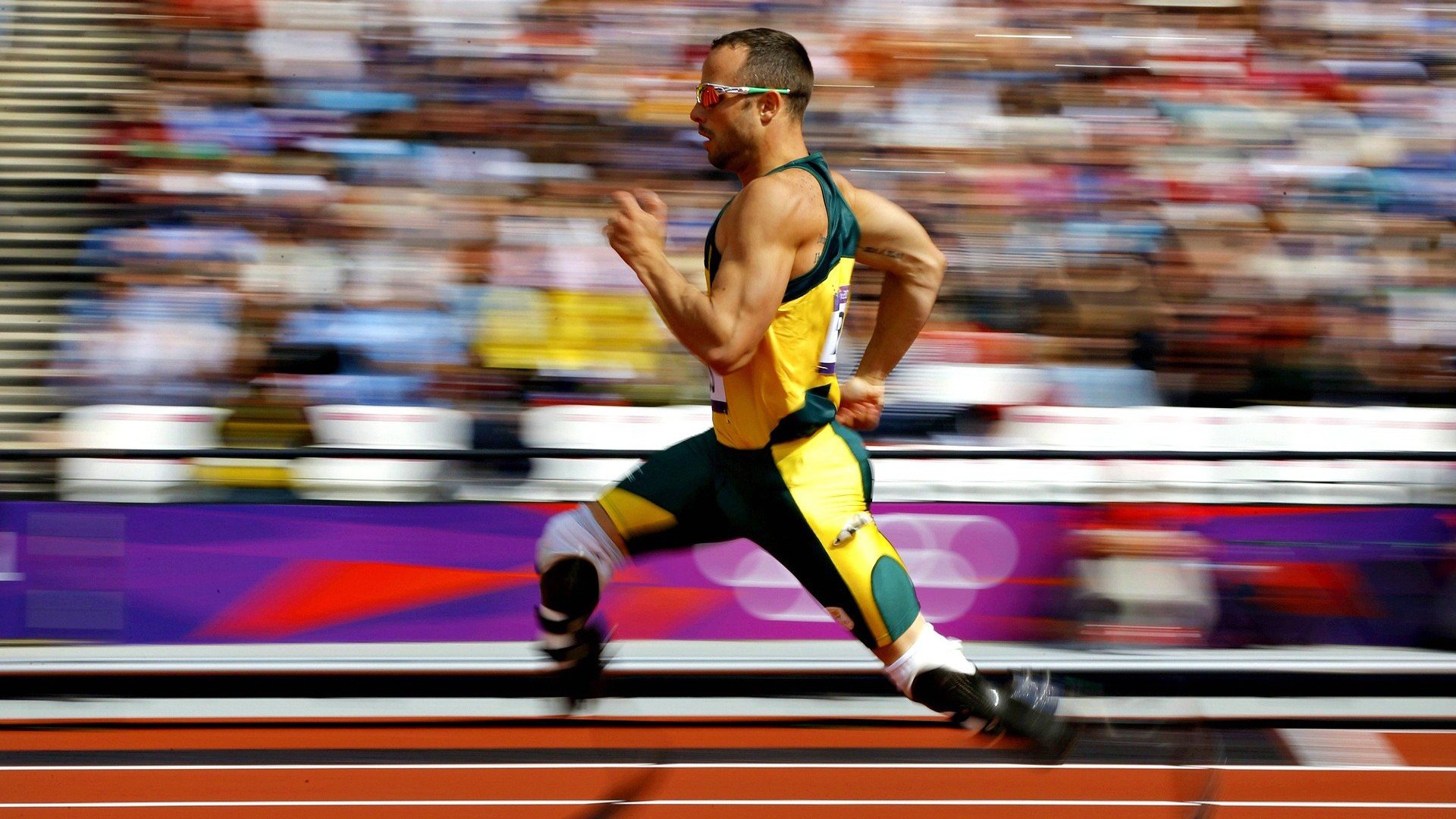 F1新赛季揭幕战之夜,富安健洋关键战不手软,当巴林赛道轰鸣声与绿茵场哨声交响