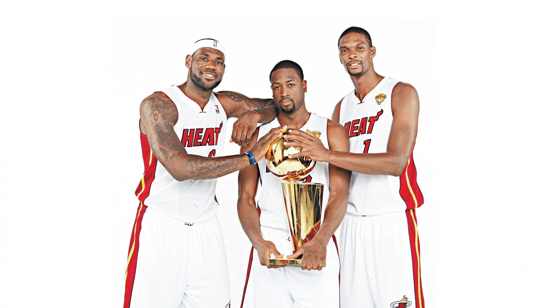 骑士淘汰赛过关灰熊，浓眉带队取胜，当孤胆英雄与团队意志交响